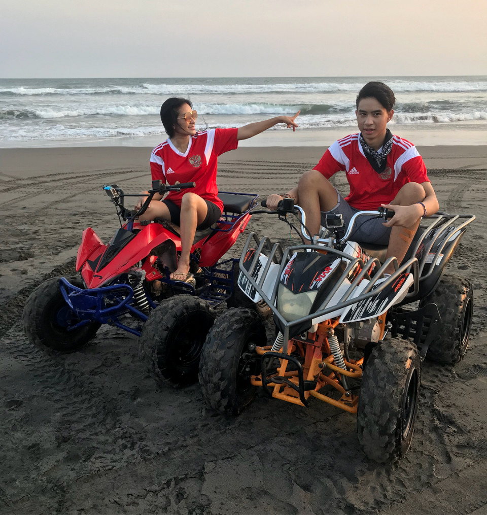 Kerap dikira sejoli karena usia 50 tahun tapi bak ABG, 9 potret kebersamaan 9 seleb bareng putranya