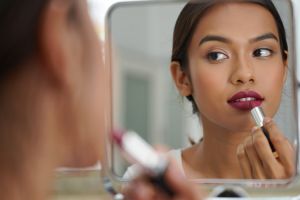 10 Rekomendasi lipstik matte yang tahan lama untuk semua warna kulit, nggak perlu ribet retouch