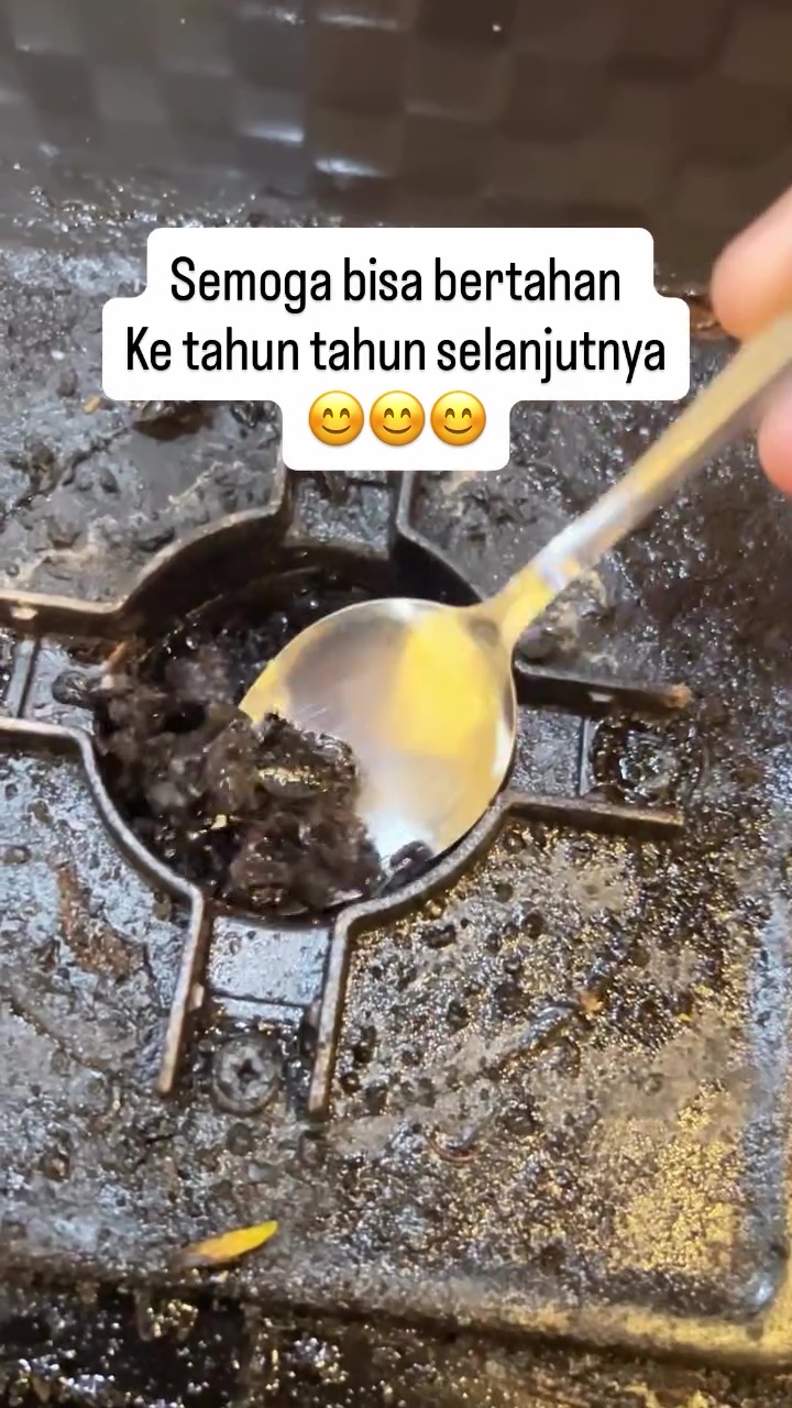 Tak menyangka bisa dilepas, warganet ini tunjukkan kondisi tungku kompor tanam yang tak dicuci 9 tahun