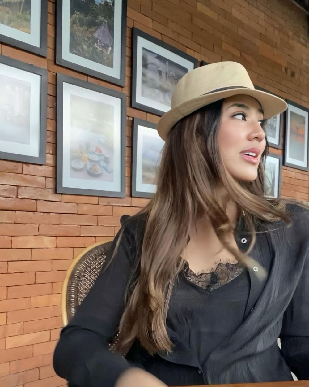 Lima tahun pacaran dengan Teuku Rassya, 9 potret Cleantha Islan calon mantu Tamara Bleszynski