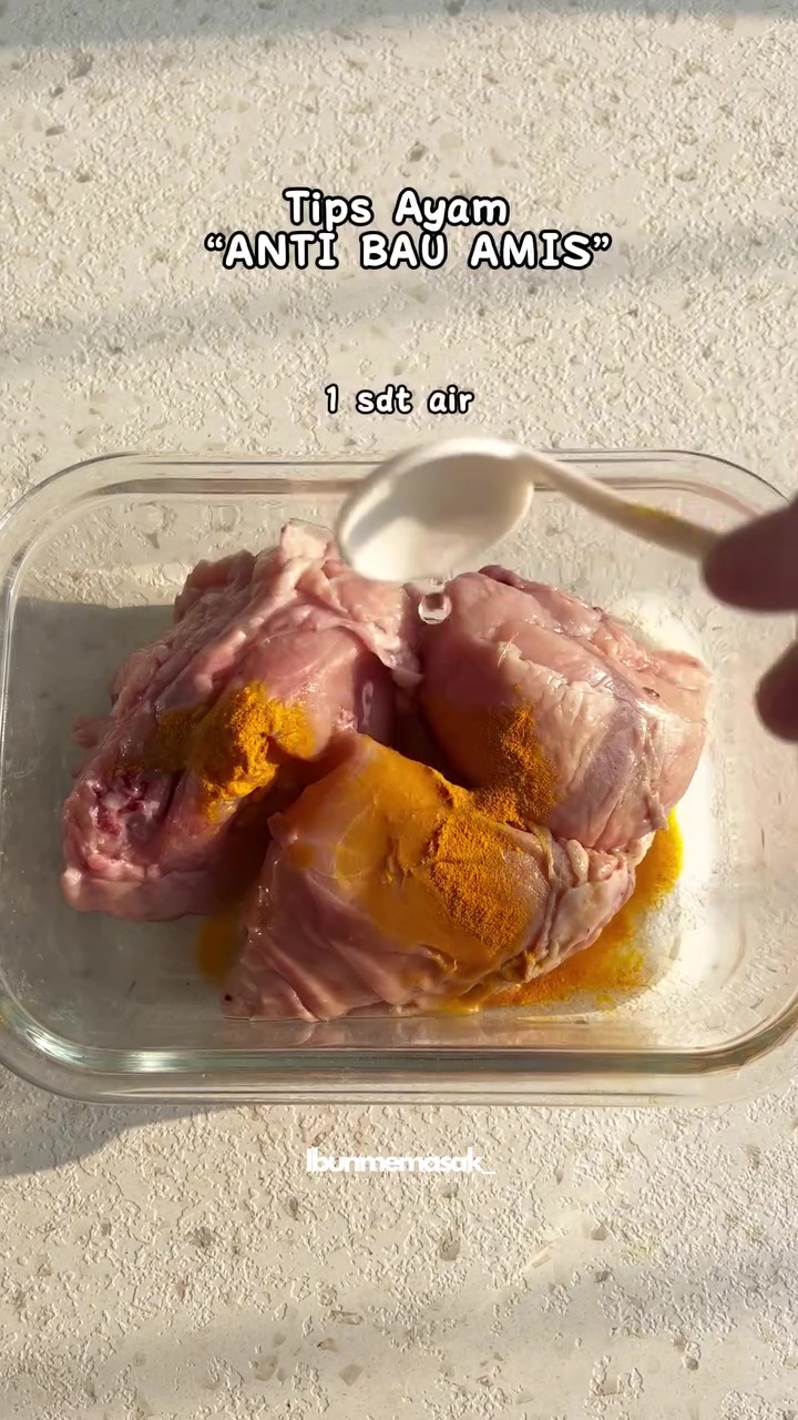 Ingin ayam bebas bau amis tanpa direndam cuka? Marinasi dengan 1 rempah dapur ini biar makin sedap