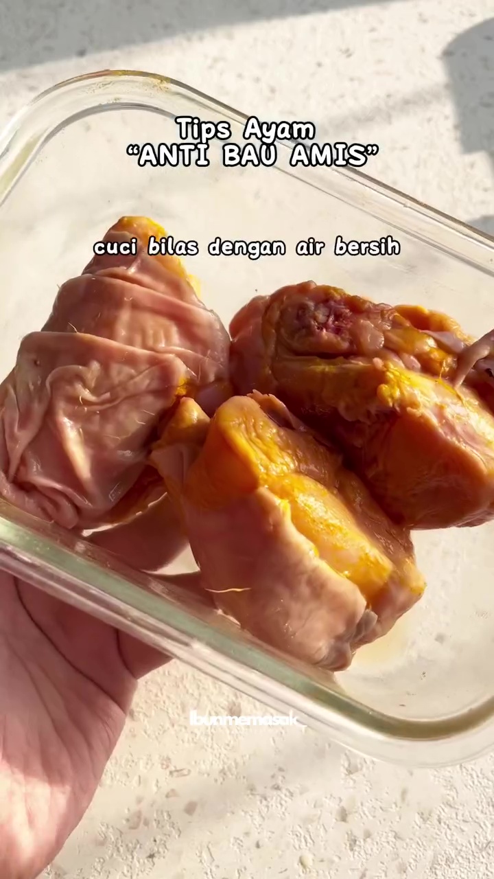 Ingin ayam bebas bau amis tanpa direndam cuka? Marinasi dengan 1 rempah dapur ini biar makin sedap
