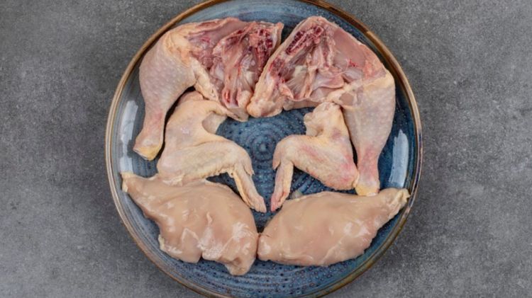 Ingin ayam bebas bau amis tanpa direndam cuka? Marinasi dengan 1 rempah dapur ini biar makin sedap