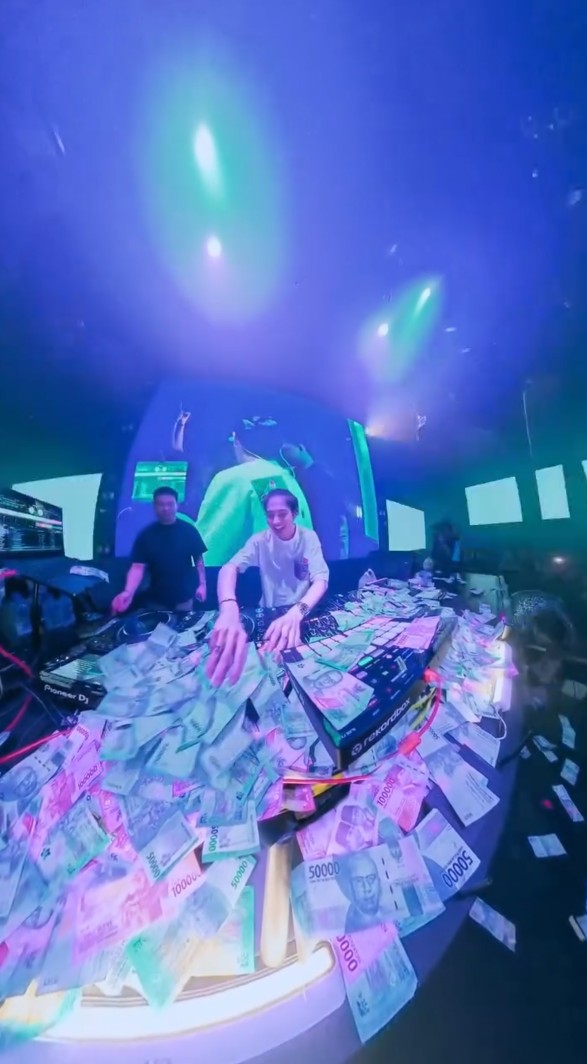 Sempat diblacklist klub malam, DJ Panda kini banjir job sampai 'mandi uang', ini 9 potretnya