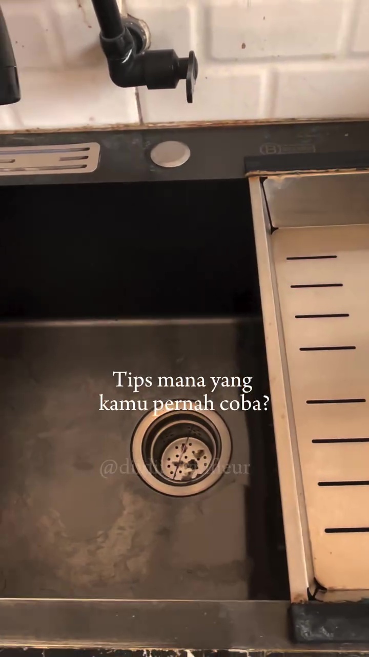 Jangan digosok sabun, cara ini lebih efektif hilangkan bau amis wastafel dapur agar lebih steril