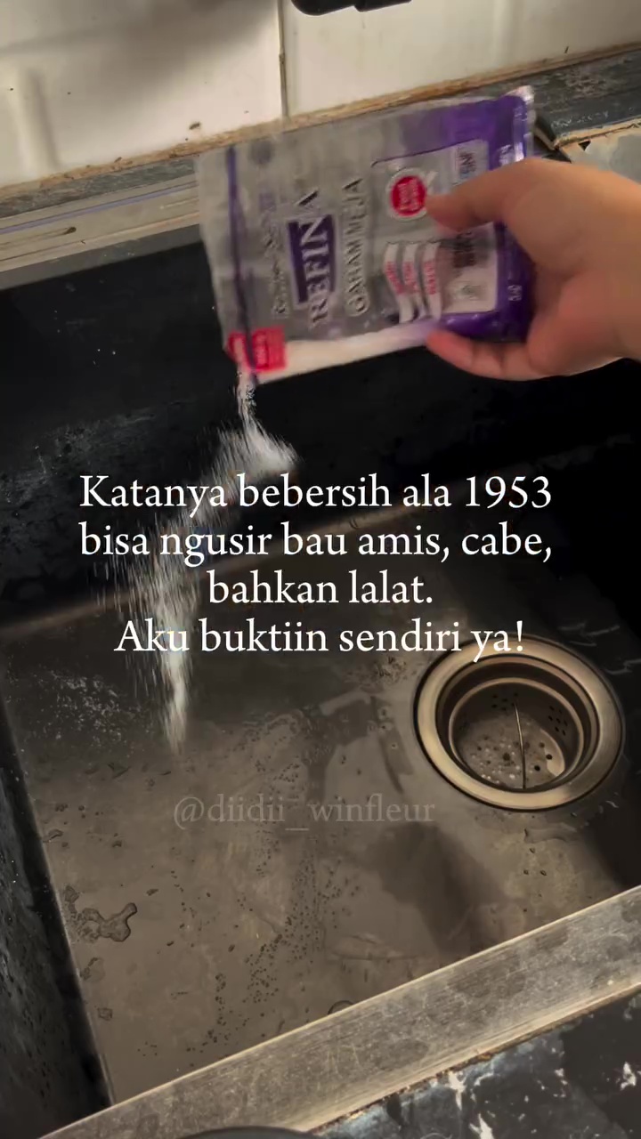 Jangan digosok sabun, cara ini lebih efektif hilangkan bau amis wastafel dapur agar lebih steril