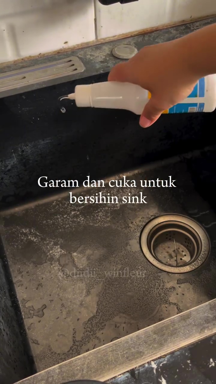 Jangan digosok sabun, cara ini lebih efektif hilangkan bau amis wastafel dapur agar lebih steril