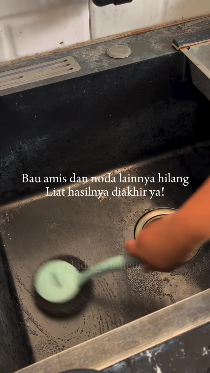 Jangan digosok sabun, cara ini lebih efektif hilangkan bau amis wastafel dapur agar lebih steril