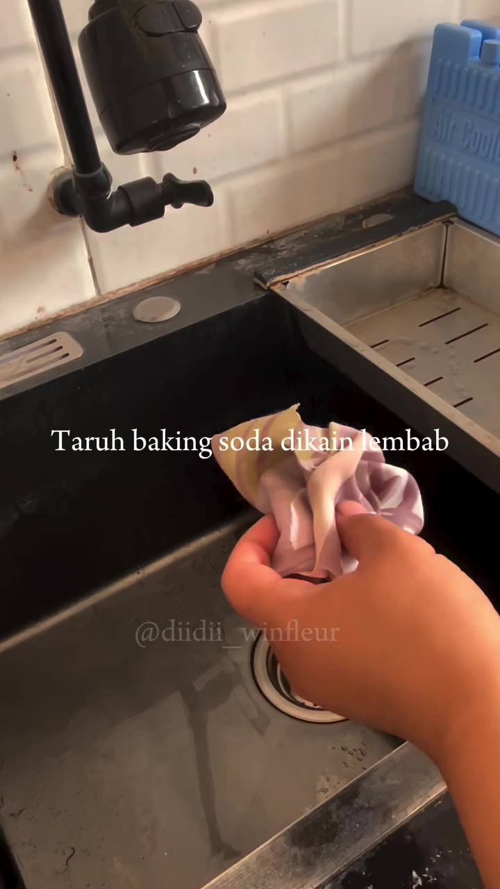 Jangan digosok sabun, cara ini lebih efektif hilangkan bau amis wastafel dapur agar lebih steril