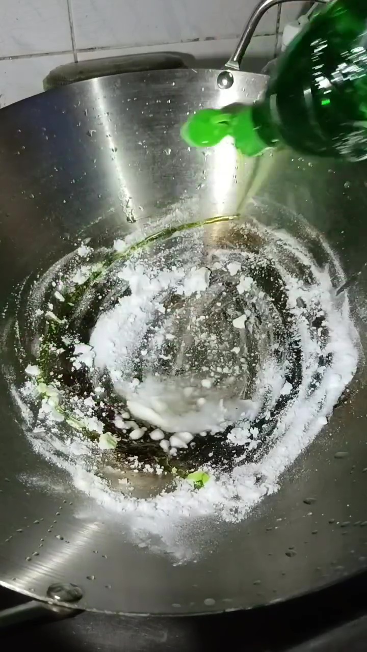 Kuali jadul di dapur sudah hitam berkerak? Ini cara mengembalikan kilaunya tanpa disikat kuat
