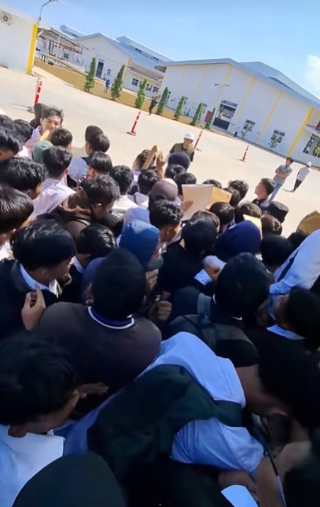 Cari kerja sulit, viral ribuan pencari kerja di Tegal berdesakan demi lamar lowongan di pabrik sepatu