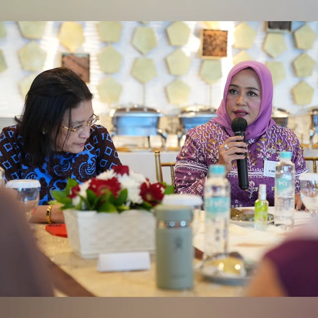 7 Potret Ida Yulidina istri Menkeu Purbaya di acara ramah tamah, gaya sederhana tanpa makeup dipuji