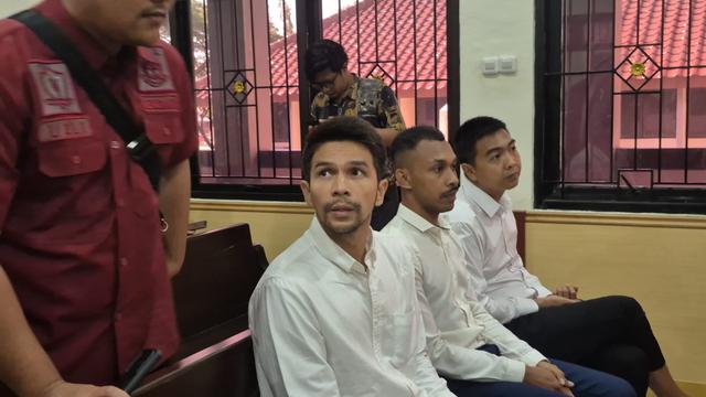 7 Potret Jonathan Frizzy hadiri sidang vonis kasus vape ini bikin pangling, brewokan dan badan kurus