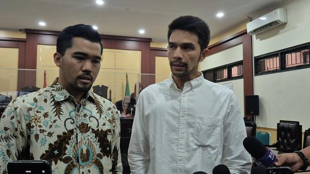 7 Potret Jonathan Frizzy hadiri sidang vonis kasus vape ini bikin pangling, brewokan dan badan kurus