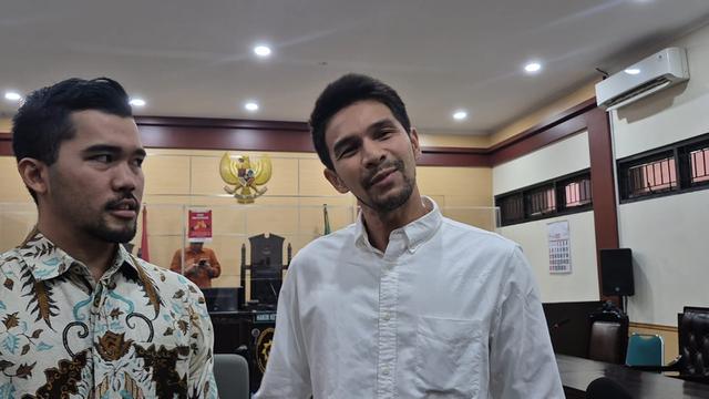 7 Potret Jonathan Frizzy hadiri sidang vonis kasus vape ini bikin pangling, brewokan dan badan kurus