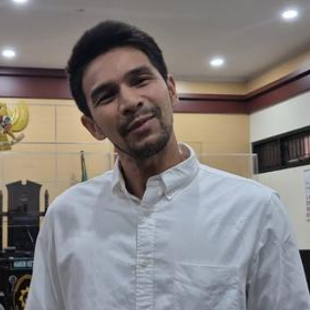 7 Potret Jonathan Frizzy hadiri sidang vonis kasus vape ini bikin pangling, brewokan dan badan kurus