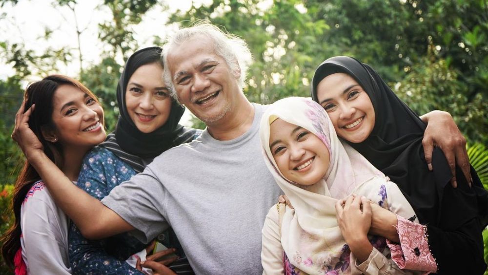 Kian anggun, intip 9 potret lawas cantiknya Maudy Koesnaedi saat berhijab di Para Pencari Tuhan