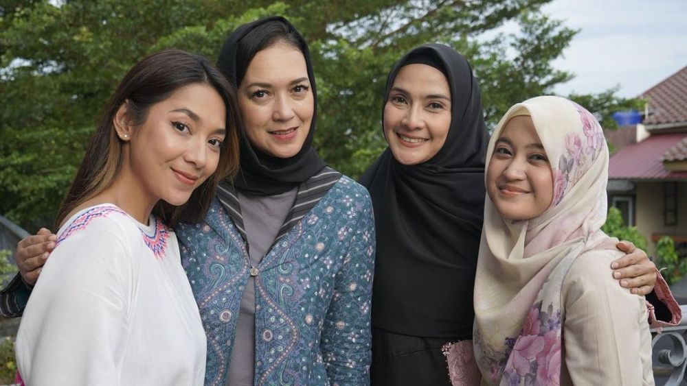 Kian anggun, intip 9 potret lawas cantiknya Maudy Koesnaedi saat berhijab di Para Pencari Tuhan