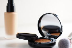 Foundation vs cushion, inilah kelebihan dan kekurangan yang sering disepelekan