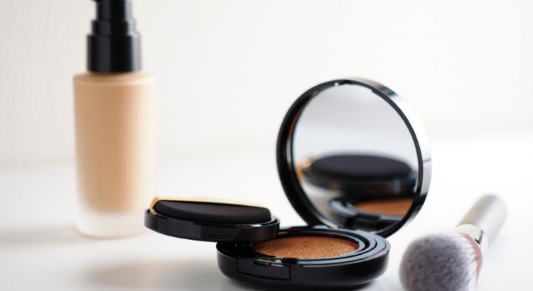 Foundation vs cushion, inilah kelebihan dan kekurangan yang sering disepelekan