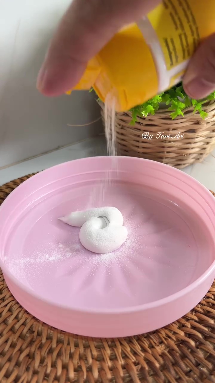 Debu bikin tembok putih jadi kusam? Cukup atasi dengan 1 bahan dapur ini biar bersih tanpa dicat ulang