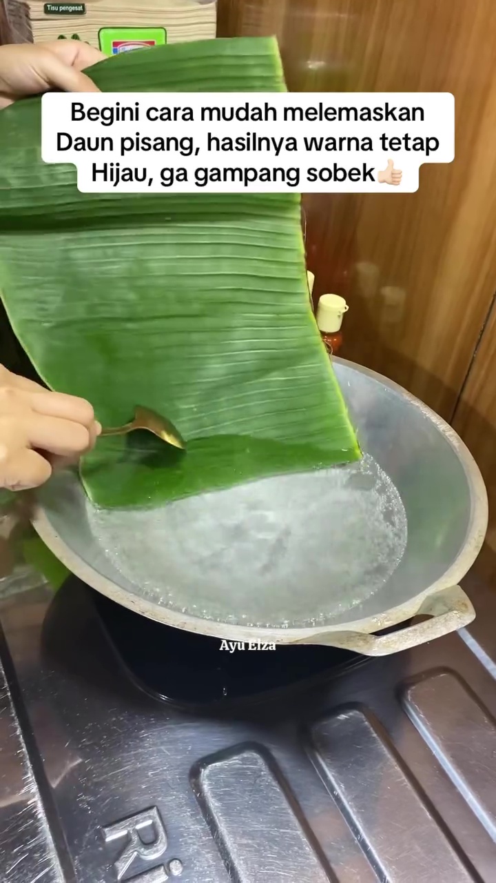 Trik cepat melenturkan daun pisang agar warnanya tetap hijau cerah tanpa perlu dijemur berjam-jam