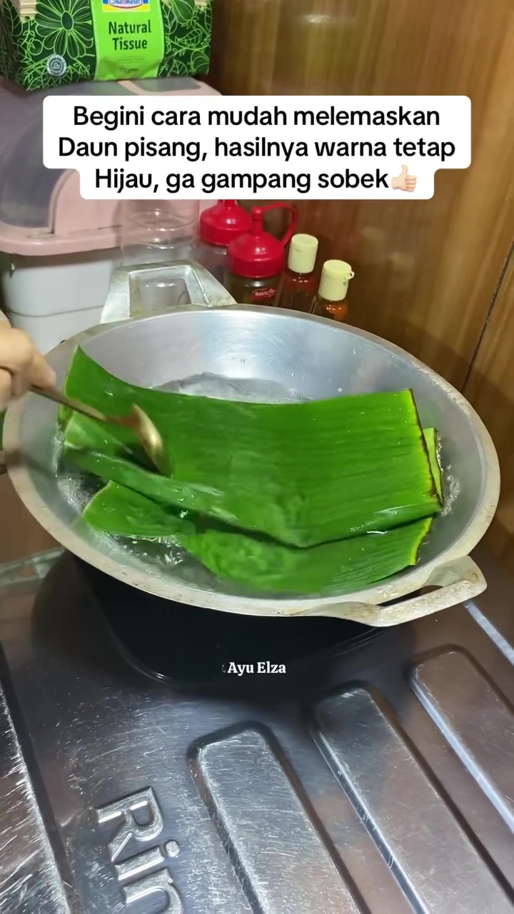 Trik cepat melenturkan daun pisang agar warnanya tetap hijau cerah tanpa perlu dijemur berjam-jam