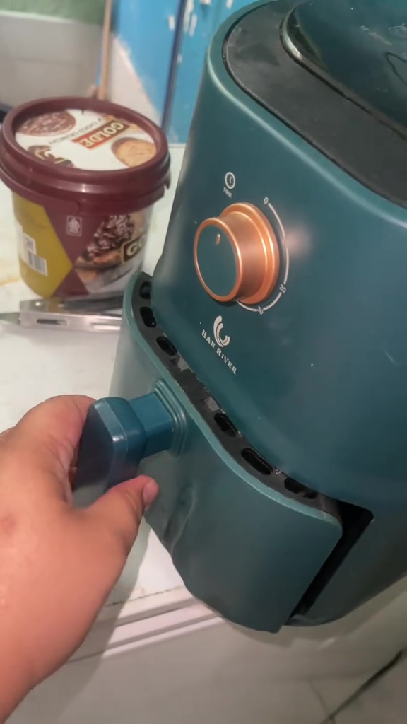 Bukan wajan atau panci, pria ini pakai air fryer untuk masak di atas kompor, ending bikin emosi jiwa