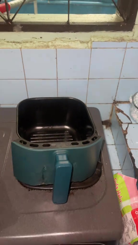 Bukan wajan atau panci, pria ini pakai air fryer untuk masak di atas kompor, ending bikin emosi jiwa