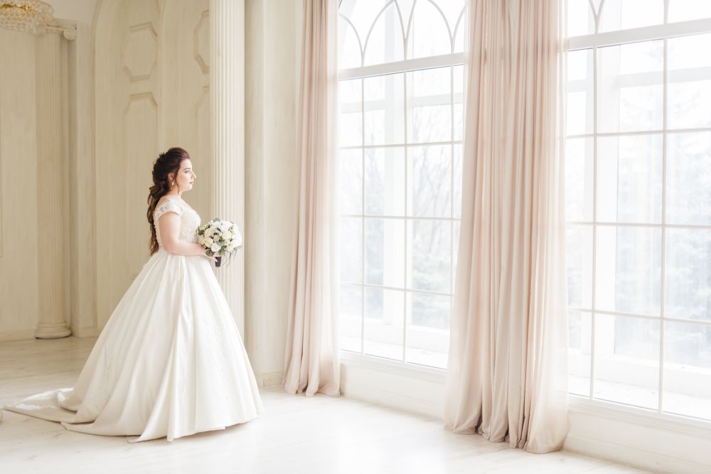 Di tengah gempuran serba simpel, pengantin ini tampil pakai gaun petticoat, penampilannya tuai atensi