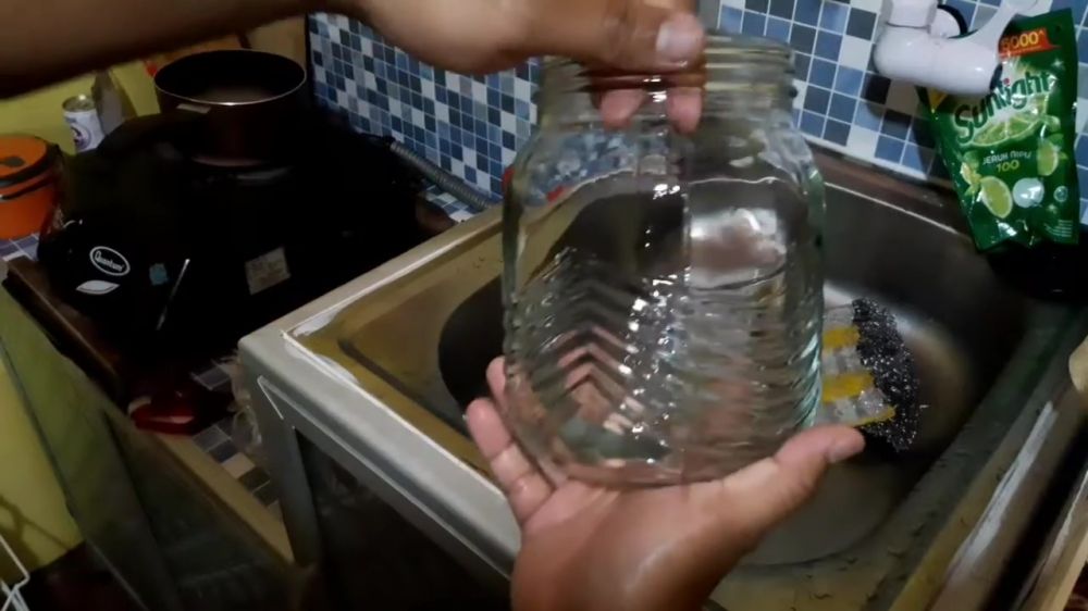 Jangan buang toples kaca buram dan dekil, simak cara membersihkannya cuma dalam 3 langkah praktis ini