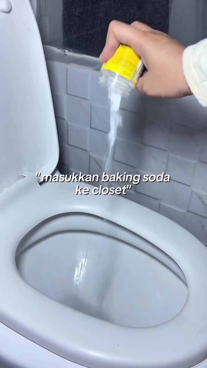 Wajib coba! Racikan 2 bahan dapur ini bisa bikin kloset yang bau got langsung wangi permanen