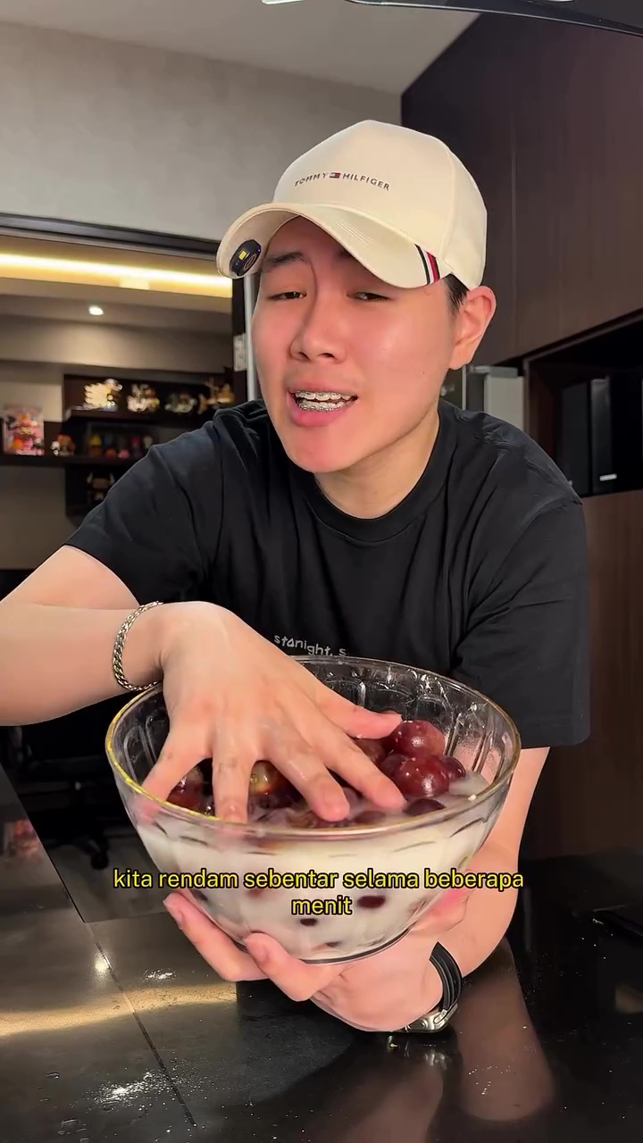 Tak perlu direndam soda kue, ini cara cuci buah anggur agar lapisan lilinnya hilang dan lebih bersih