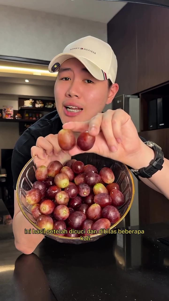Tak perlu direndam soda kue, ini cara cuci buah anggur agar lapisan lilinnya hilang dan lebih bersih