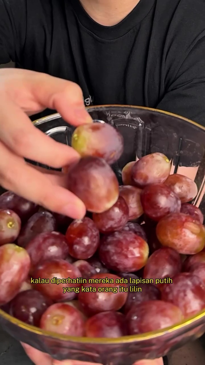 Tak perlu direndam soda kue, ini cara cuci buah anggur agar lapisan lilinnya hilang dan lebih bersih