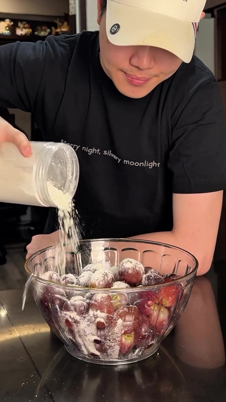 Tak perlu direndam soda kue, ini cara cuci buah anggur agar lapisan lilinnya hilang dan lebih bersih