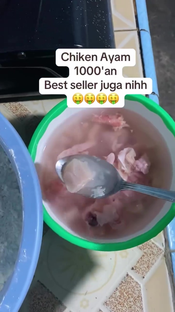 Momen pedagang spill cara bikin ayam goreng yang dijual Rp1.000, potongan dagingnya bikin ngelus dada
