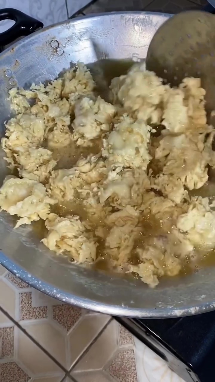 Momen pedagang spill cara bikin ayam goreng yang dijual Rp1.000, potongan dagingnya bikin ngelus dada