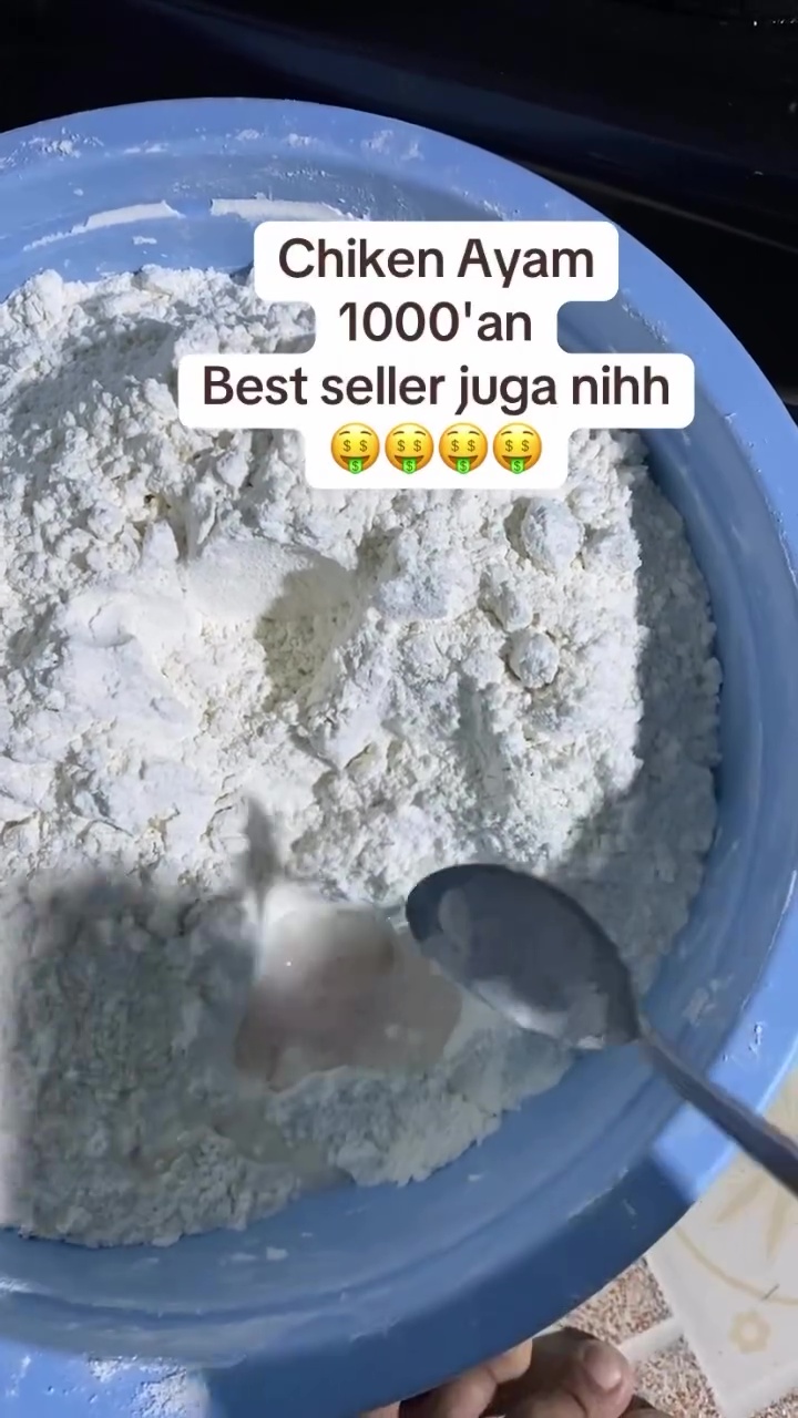 Momen pedagang spill cara bikin ayam goreng yang dijual Rp1.000, potongan dagingnya bikin ngelus dada