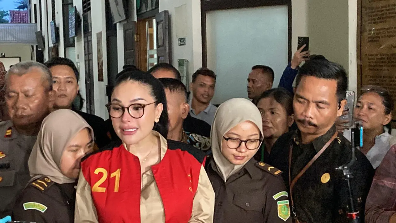 Tangis haru Nikita Mirzani di sidang, berharap keputusan hakim bijaksana