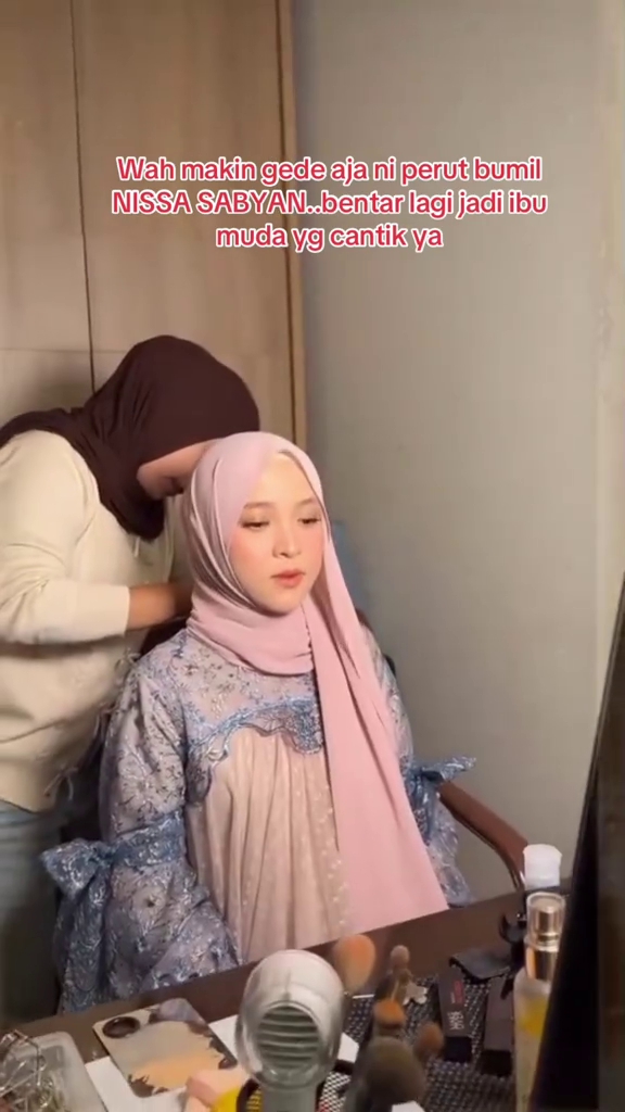 9 Potret terbaru Nissa Sabyan tampil percaya diri dengan perut buncit, kehamilan tuai sorotan