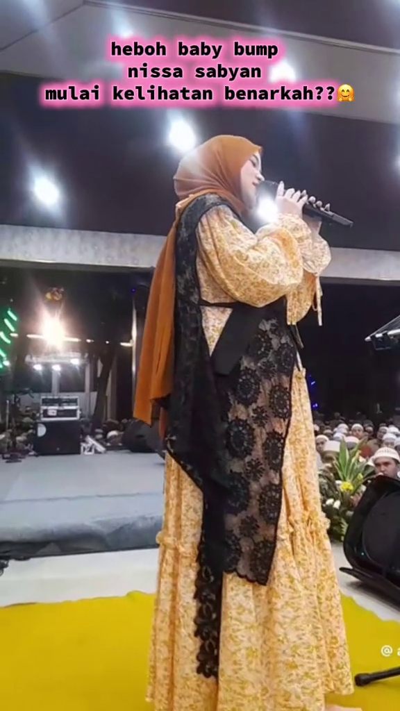 9 Potret terbaru Nissa Sabyan tampil percaya diri dengan perut buncit, kehamilan tuai sorotan