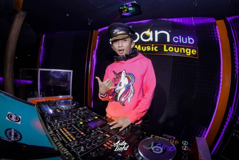 Pemeran si Ceking di Ronaldowati ini kini alih profesi sebagai DJ, intip 11 transformasinya