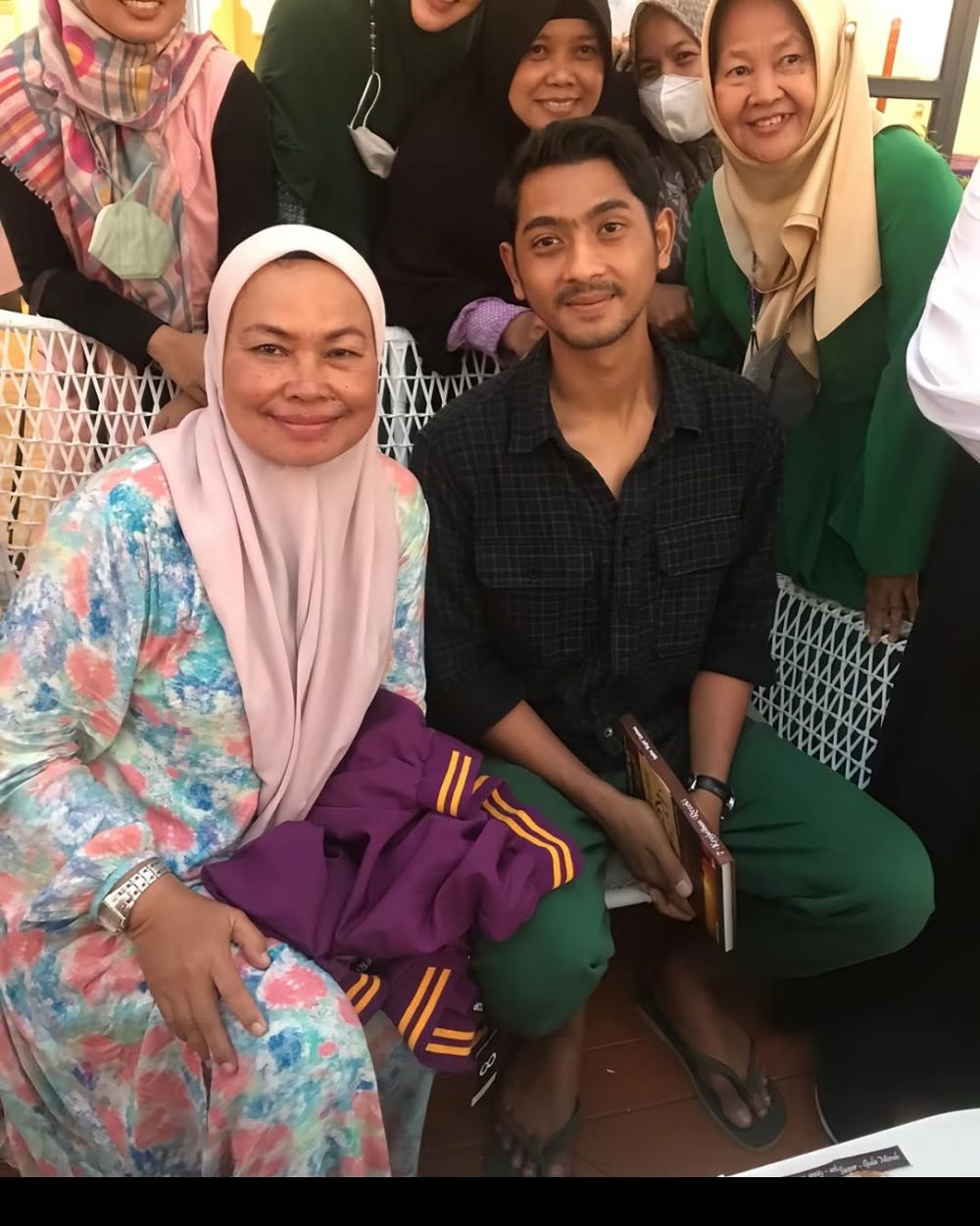 Tampil sederhana di foto lawas bareng ibu-ibu, penampilan Arya Saloka jadi sorotan, bikin pangling