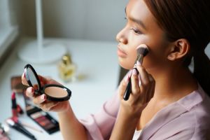 10 Rekomendasi produk bedak powder yang bikin wajah cerah dan blurred finish