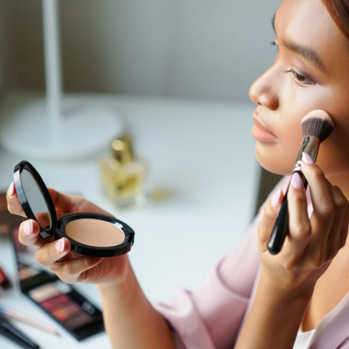 10 Rekomendasi produk bedak powder yang bikin wajah cerah dan blurred finish
