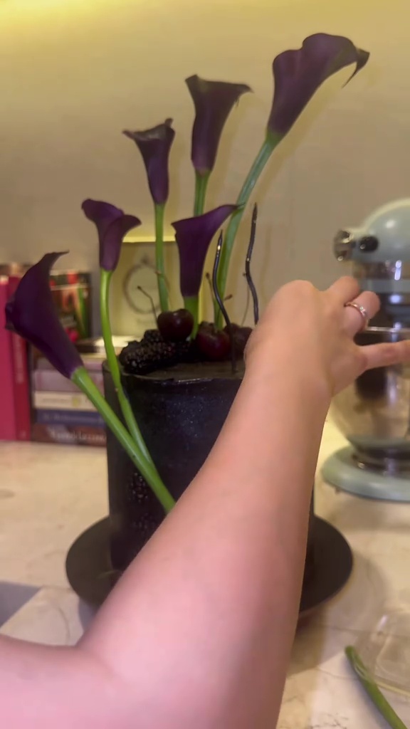 7 Cara Ariel Tatum hias kue tart sendiri pakai bunga dan buah, elegan bak karya baker profesional
