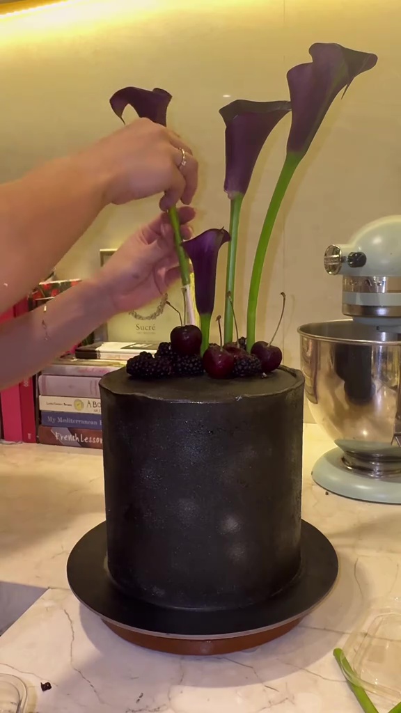 7 Cara Ariel Tatum hias kue tart sendiri pakai bunga dan buah, elegan bak karya baker profesional