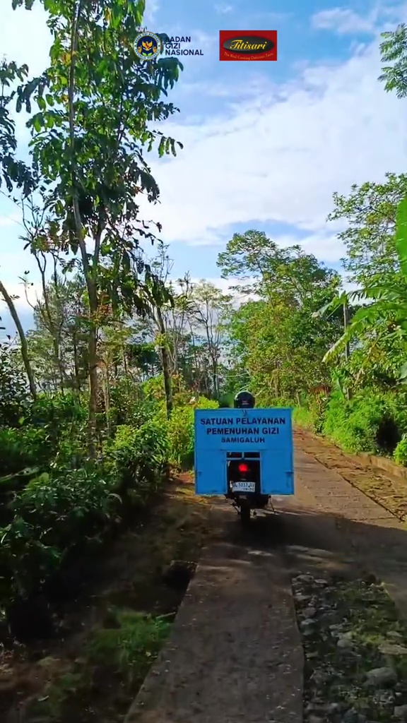 Perjuangan sopir SPPG di Kulon Progo ini bikin haru, lewati jalan terjal dengan motor demi antar MBG
