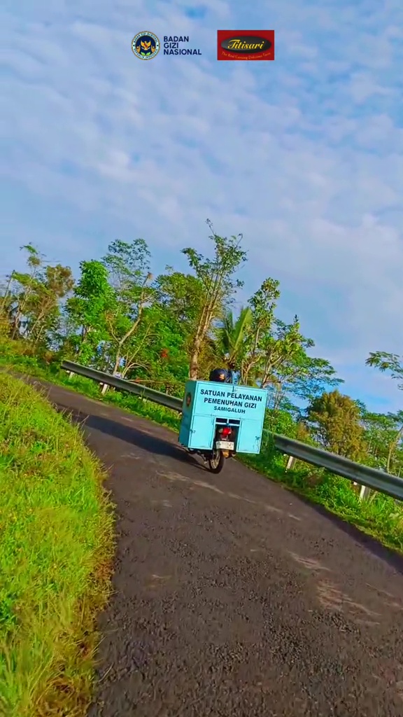 Perjuangan sopir SPPG di Kulon Progo ini bikin haru, lewati jalan terjal dengan motor demi antar MBG